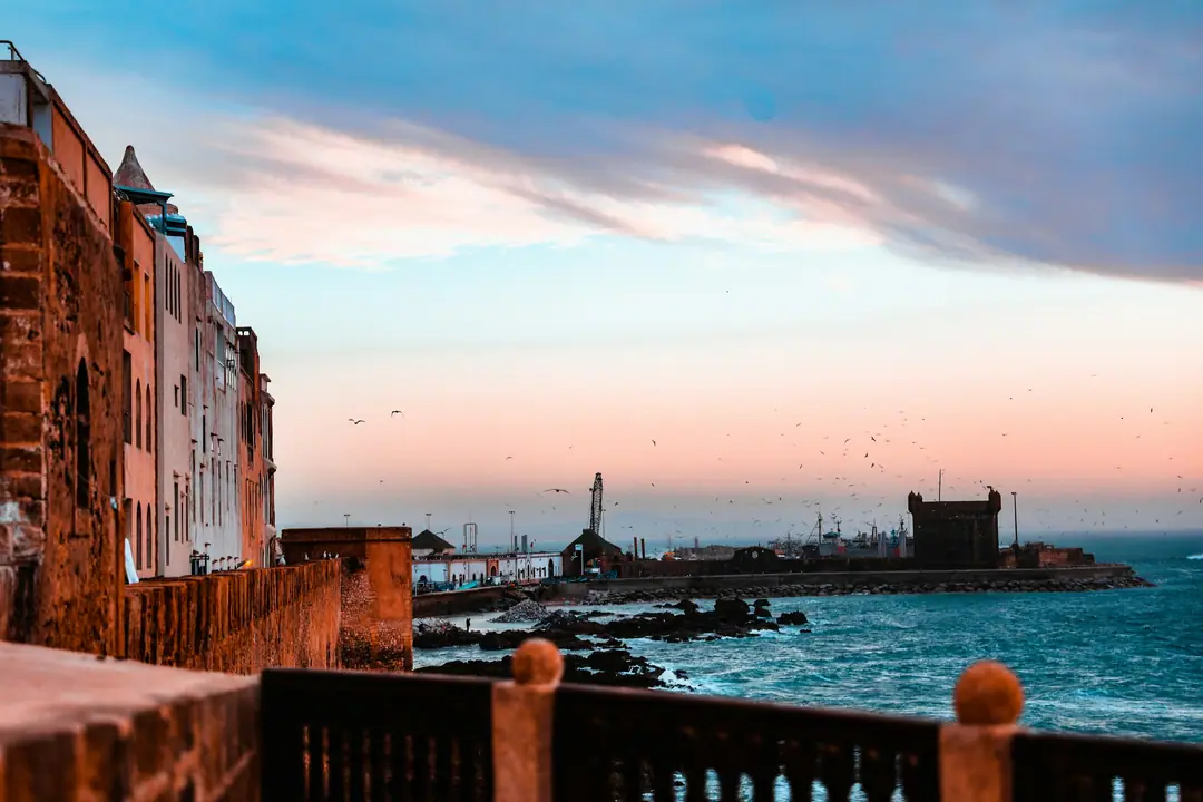 Le front de mer et le port d'Essaouira vus d'une terrasse des remparts au crépuscule