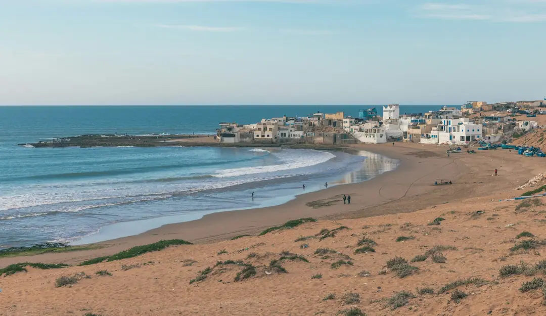 Un pueblo blanco sobre una playa de surf en forma de media luna en la costa atlántica de Marruecos